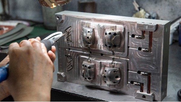 注塑模具為什么要進(jìn)行手工省模拋光